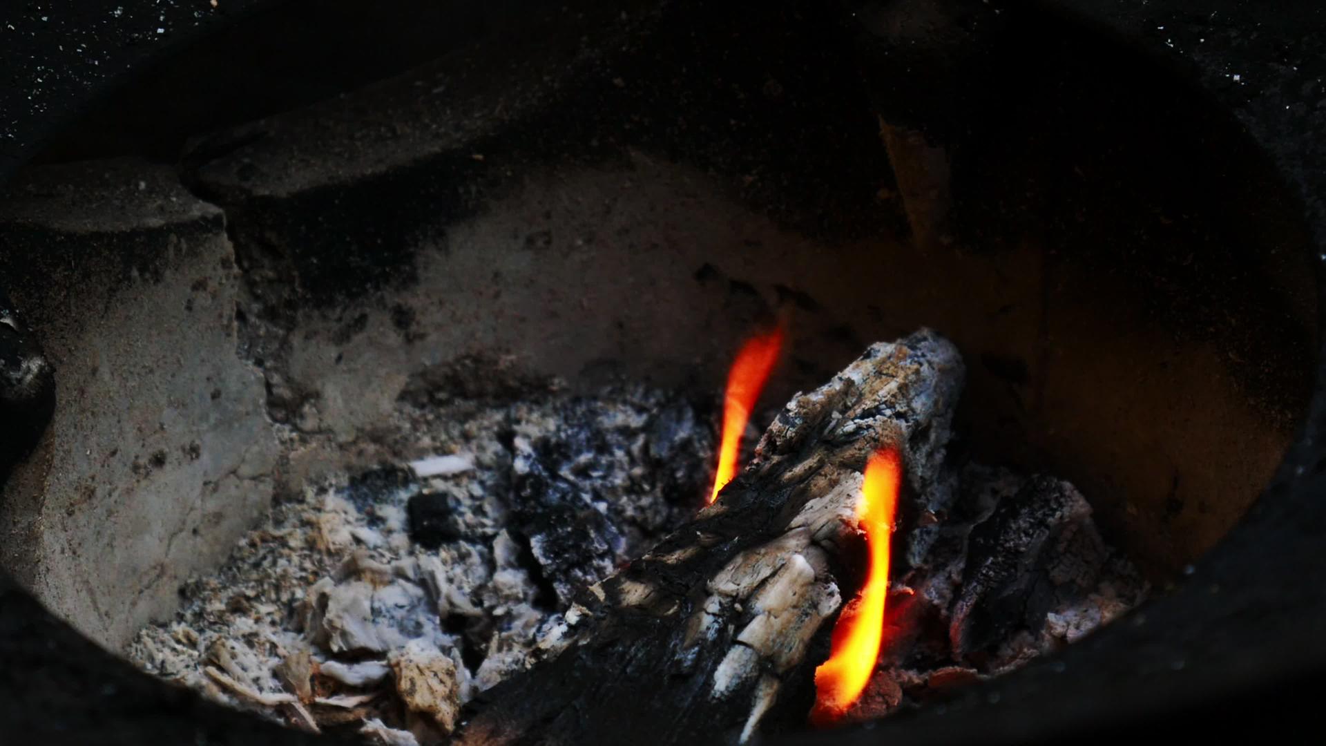 做饭前在村民的炉子里烧柴火视频的预览图