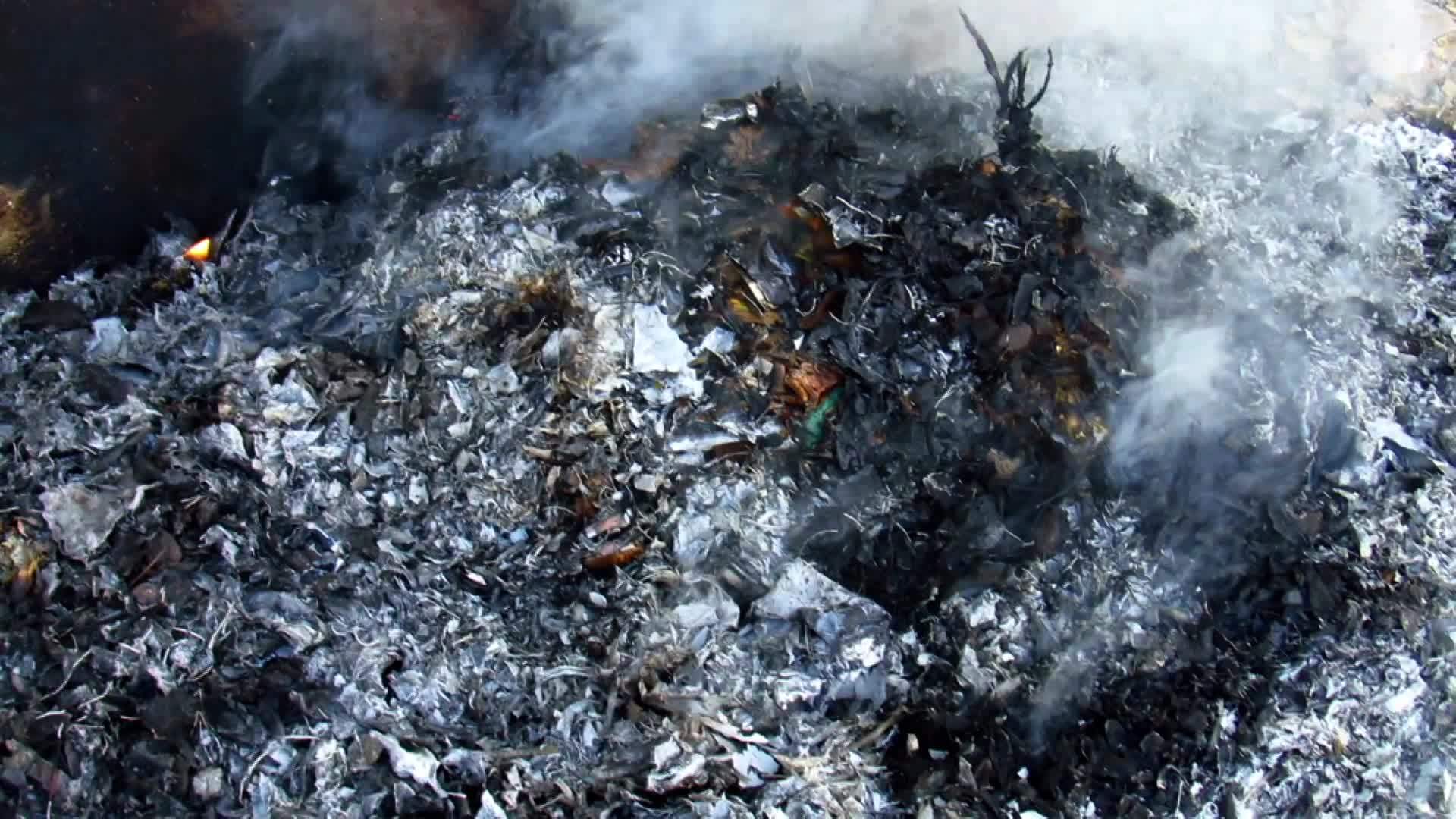 公共焚烧垃圾和其他废物视频的预览图
