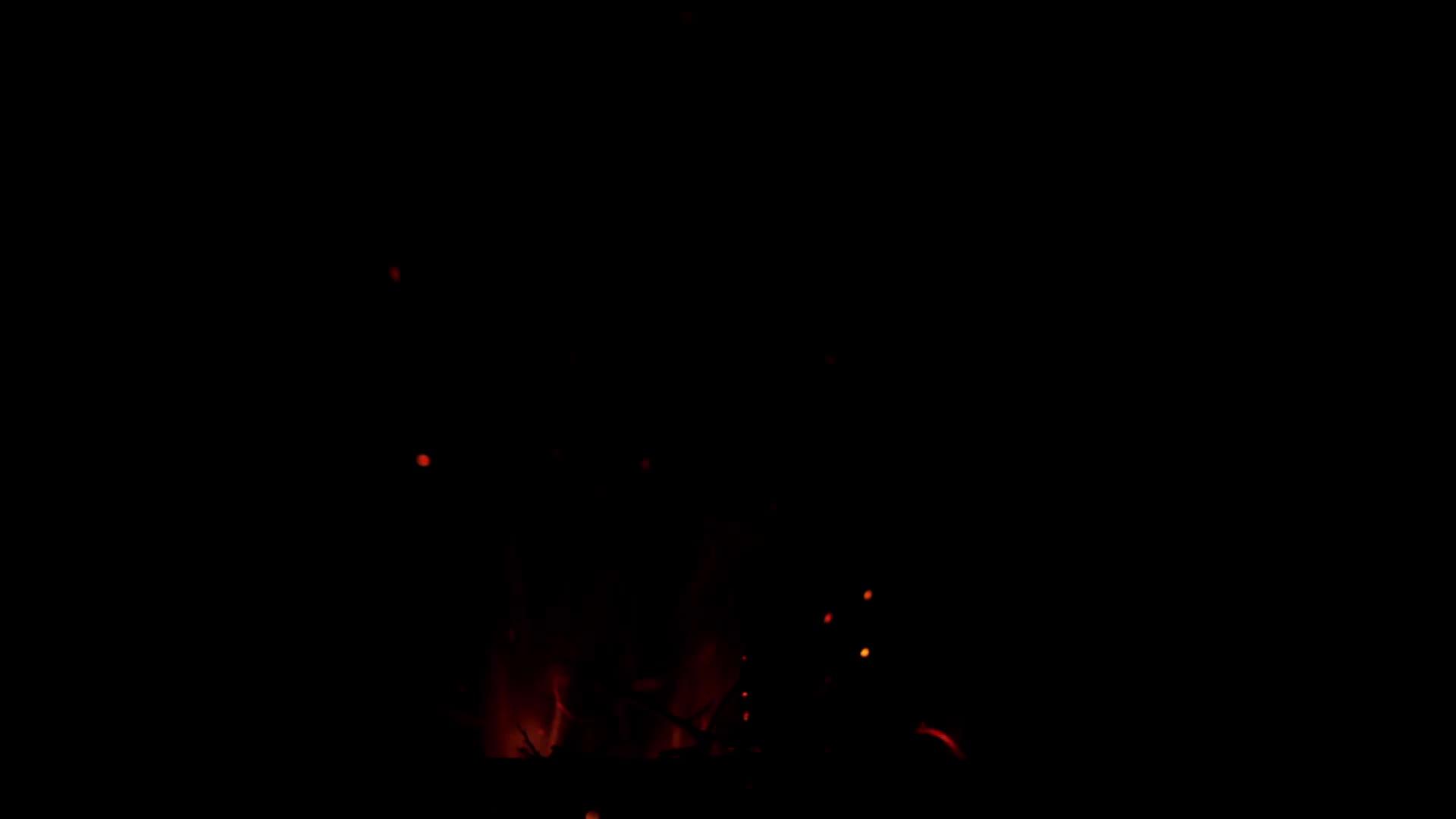 真正的火焰和火花在黑色背景上隔离缓慢的运动视频的预览图