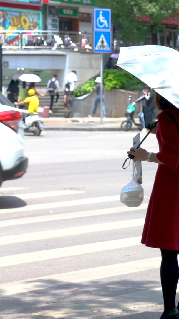 在炎热的夏日午后撑着伞走路的女孩视频的预览图
