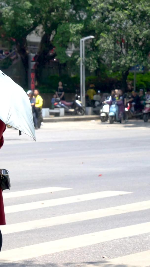 在炎热的夏日午后撑着伞走路的女孩视频的预览图