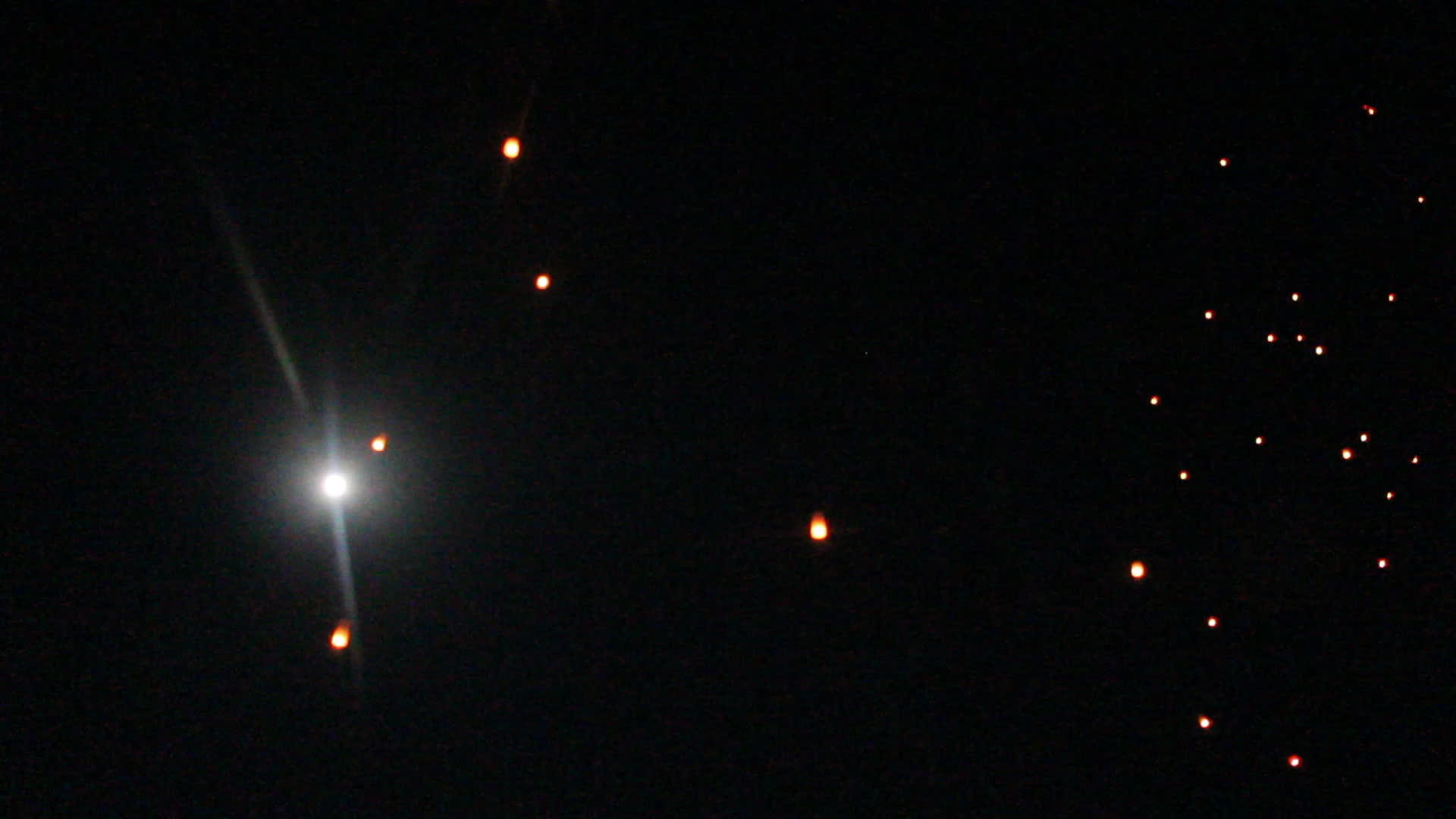 月亮夜空中的灯笼视频的预览图