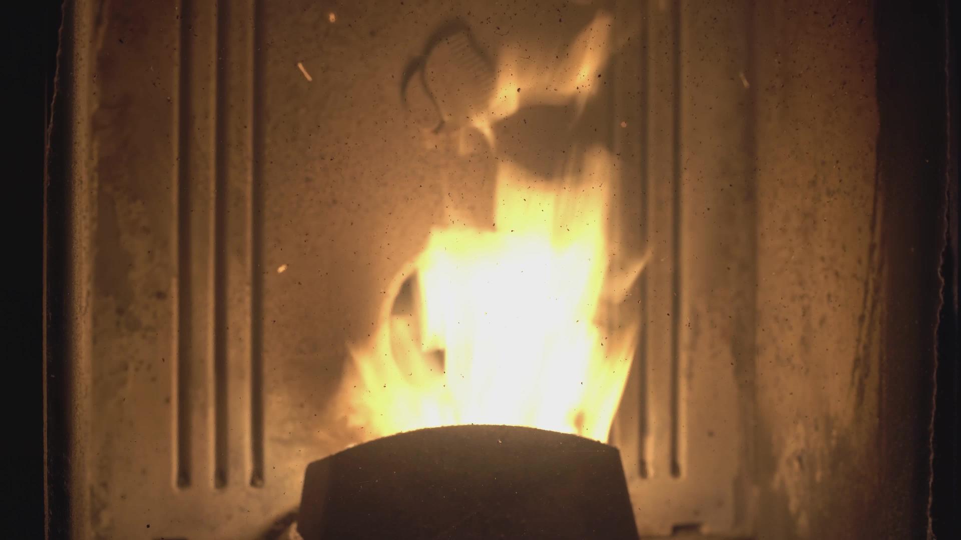 炉灶2中燃烧的火视频的预览图