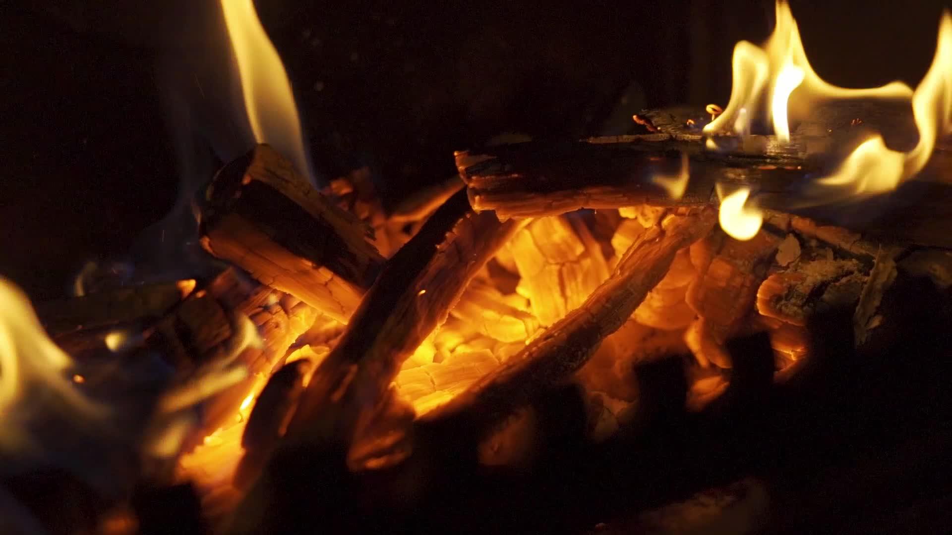 家庭壁炉燃烧着火慢慢动作靠近视频的预览图