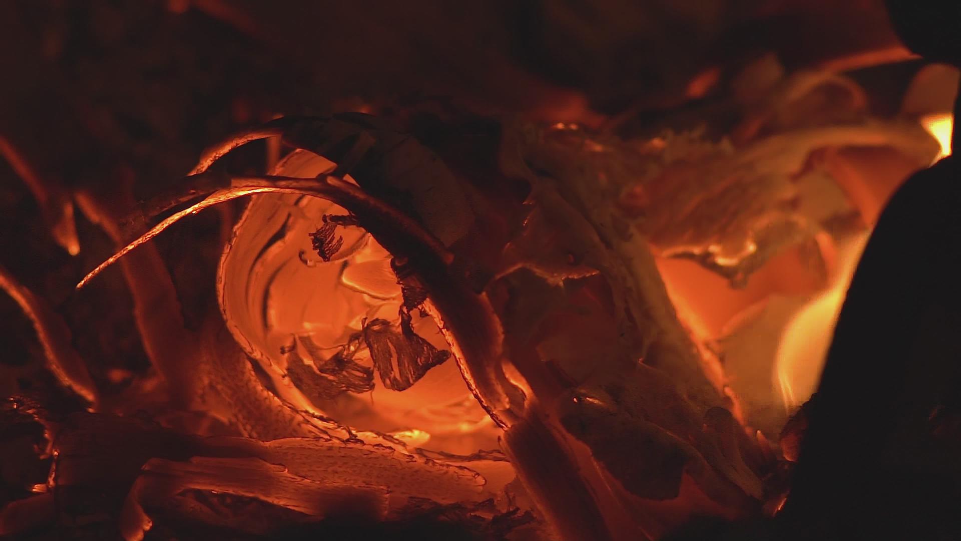 燃烧三的火炉视频的预览图
