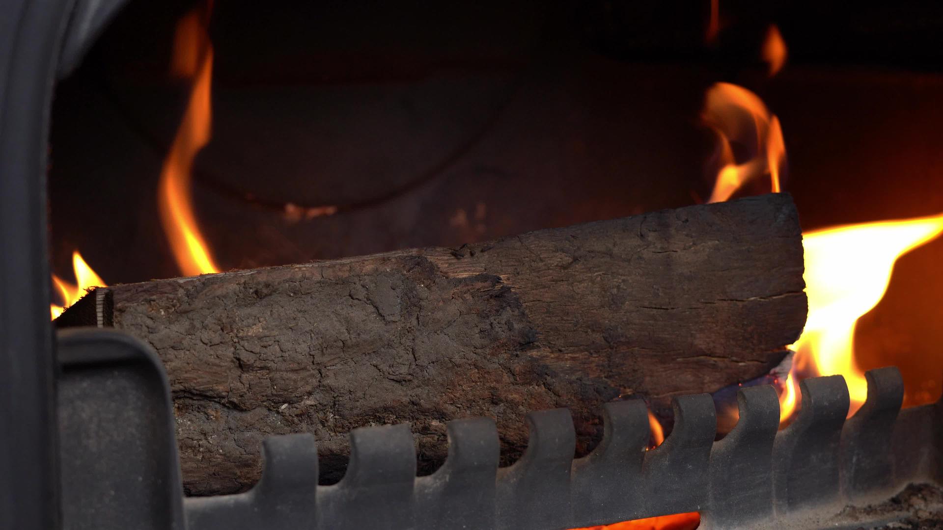 美丽的火焰在壁炉里燃烧视频的预览图