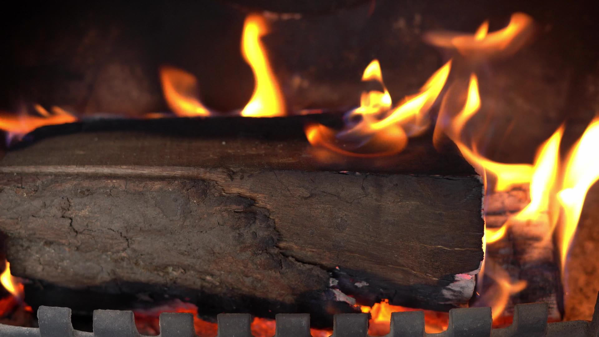 在壁炉里燃烧大块橡木和寒冷的家庭壁炉视频的预览图