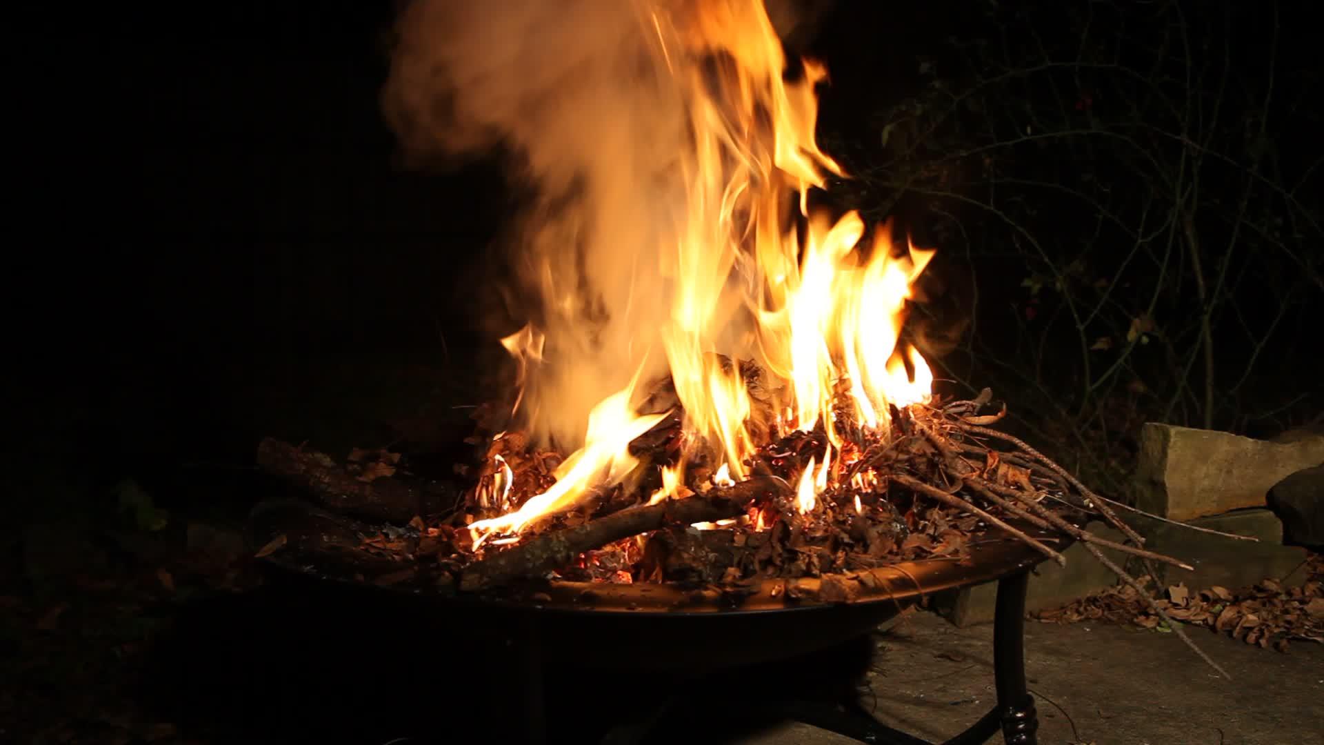 火焰在火坑中燃烧视频的预览图