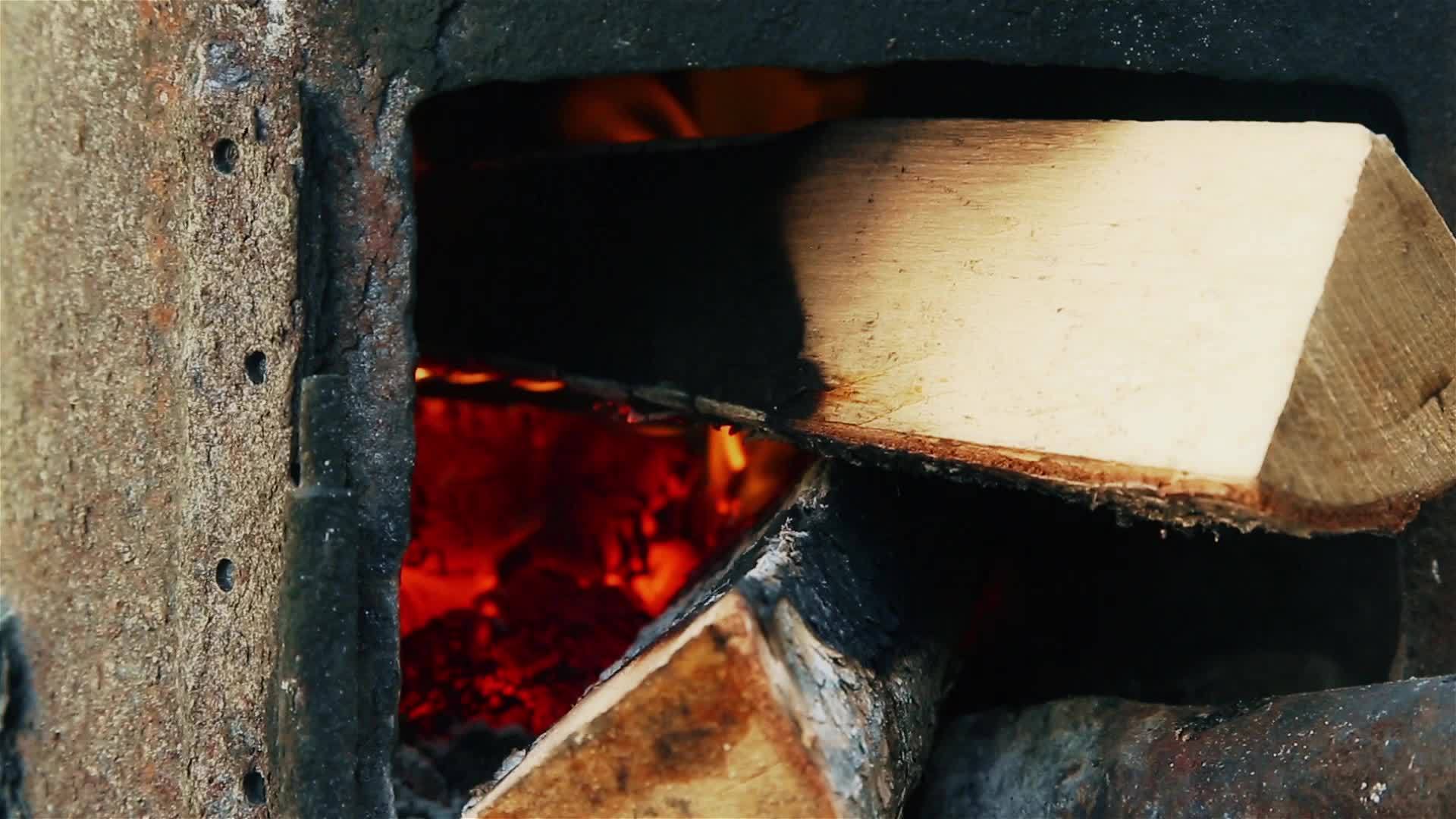 旧炉子在街上烧柴火视频的预览图