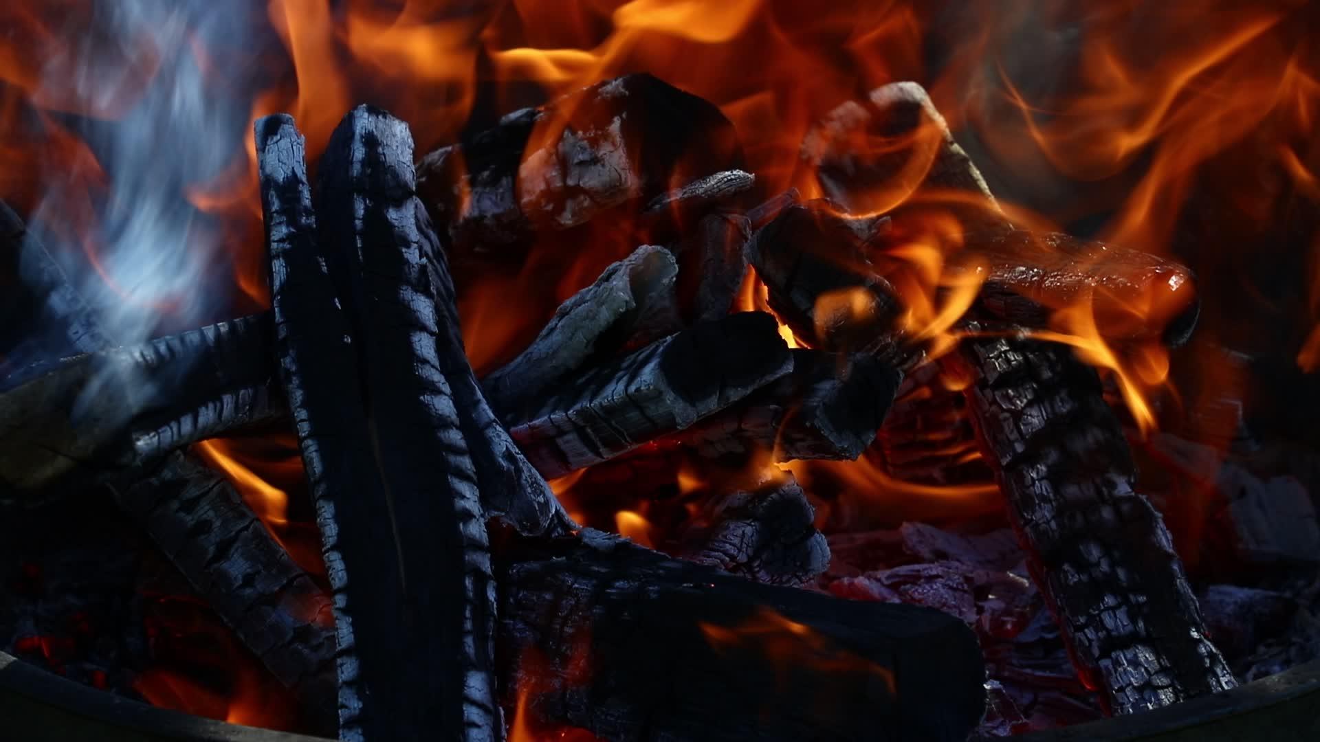 在壁炉壁炉中的火视频的预览图