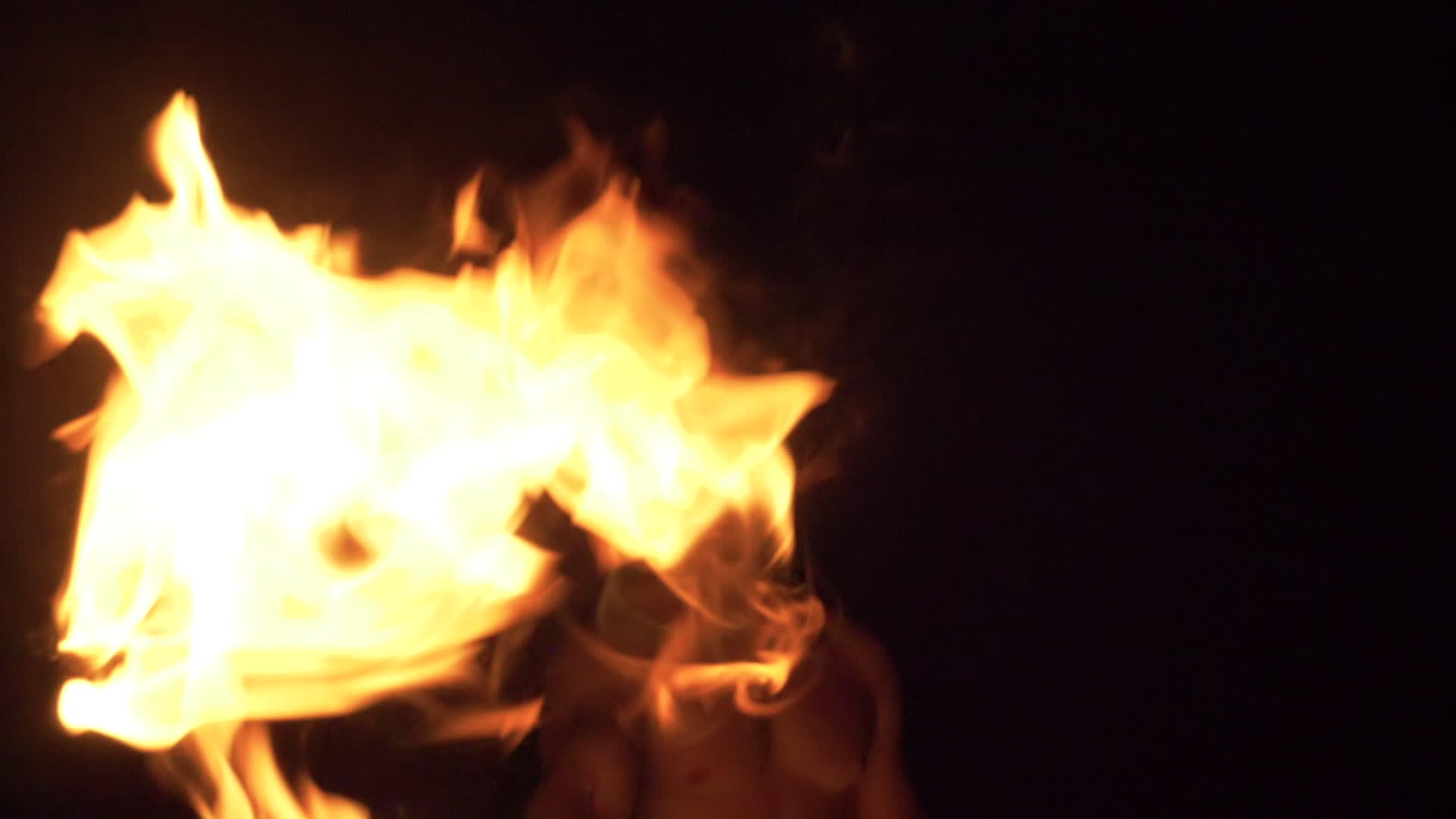 肌肉男用火焰扔火球火光显示超慢动作视频的预览图