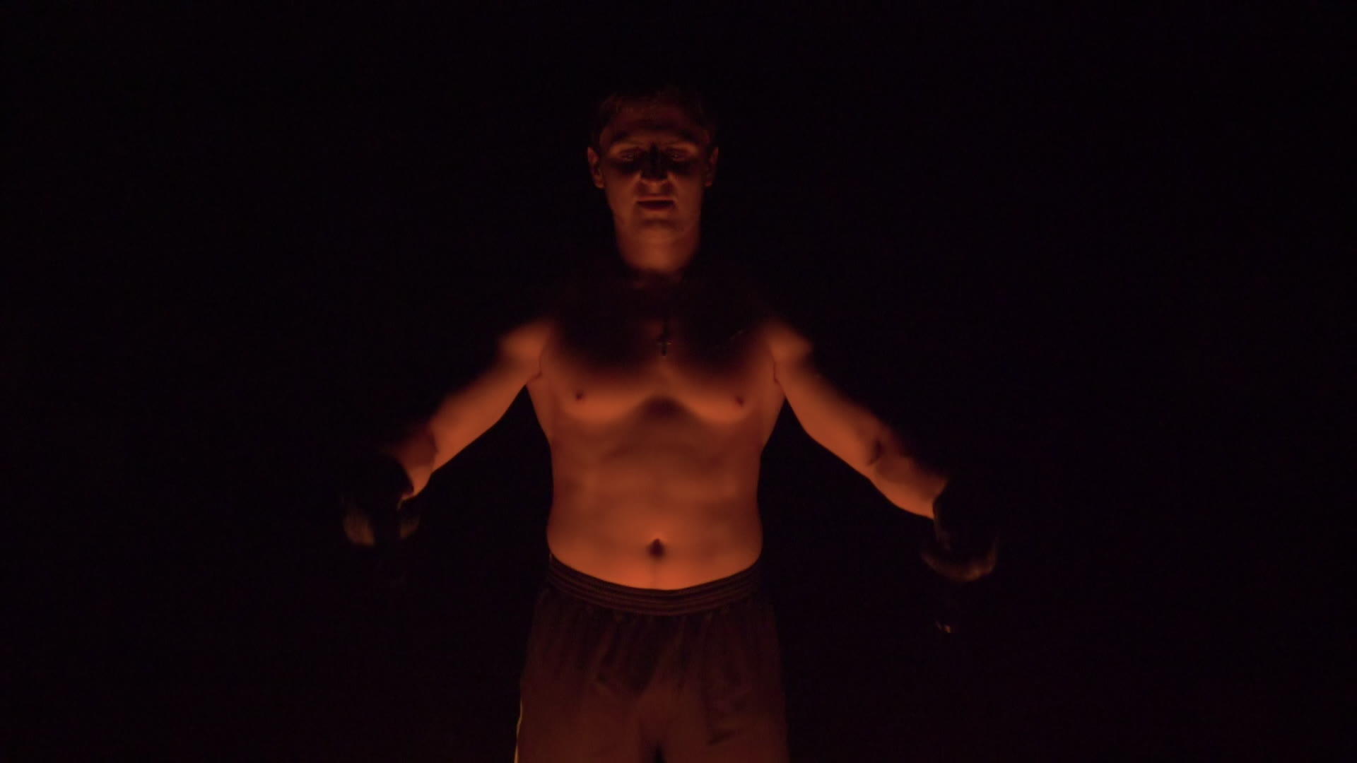 肌肉男举起两个火球用铁链点燃火焰火光显示超慢动作视频的预览图