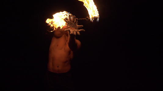 在用电链旋转的火球上肌肉男玩花招和慢动作视频的预览图
