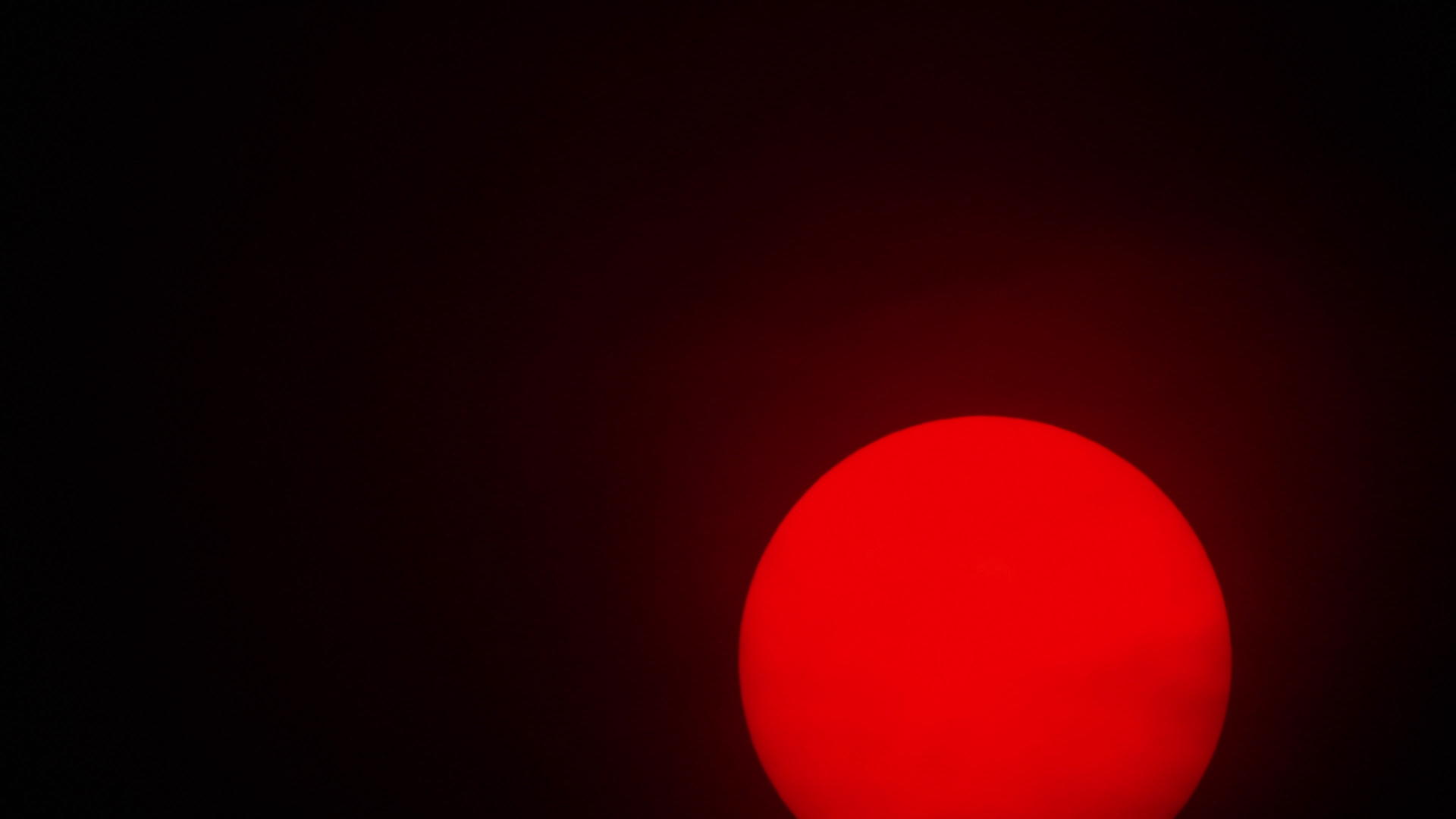 红色中的红色太阳球视频的预览图