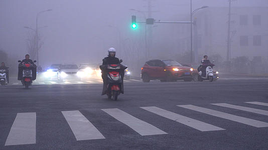 4K雾霾天气交通行人电动车视频的预览图