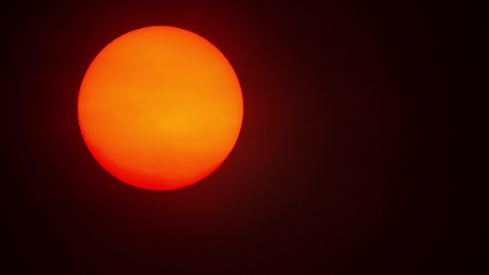 红色中的红色太阳球视频的预览图