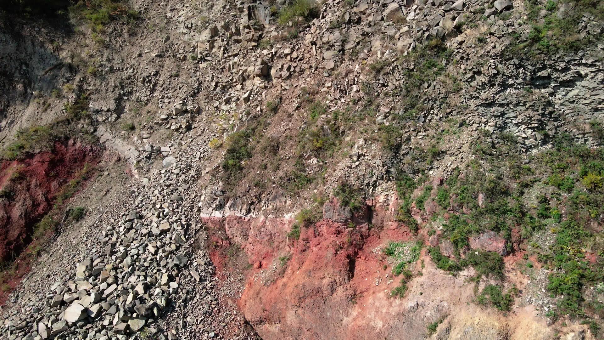 摄像机慢慢地延伸到一座古老火山的灭绝口视频的预览图