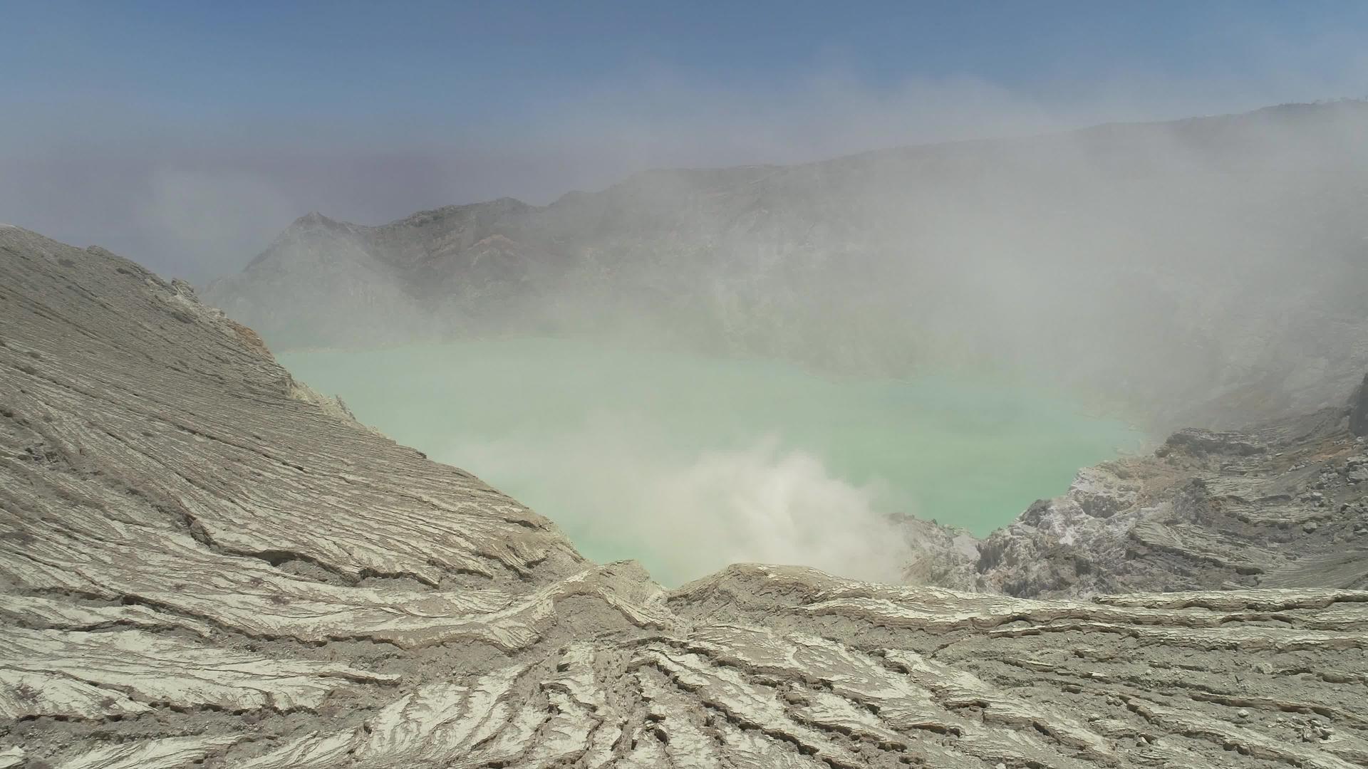 山地景观和火山湖视频的预览图