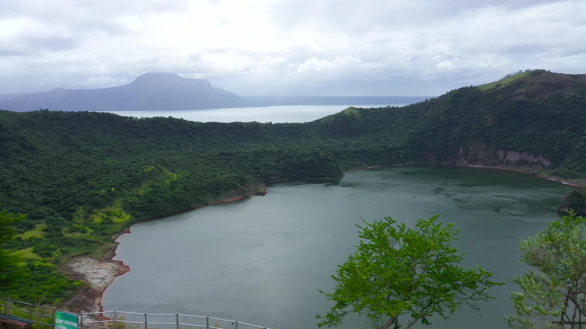 菲利平斯山的湖坑视频的预览图