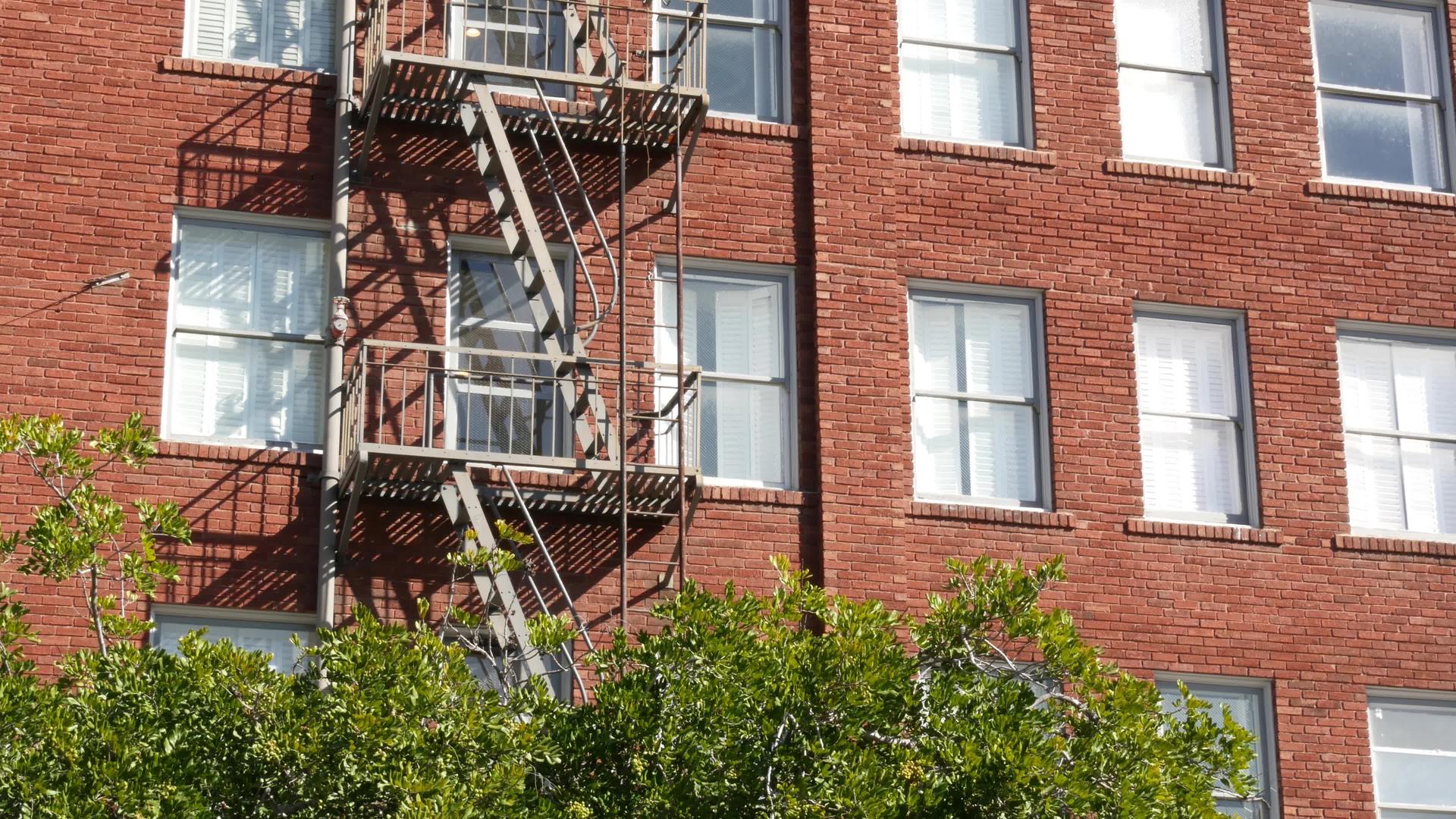 美国圣地亚哥市住宅砖楼外的防火梯用于典型的安全疏散视频的预览图
