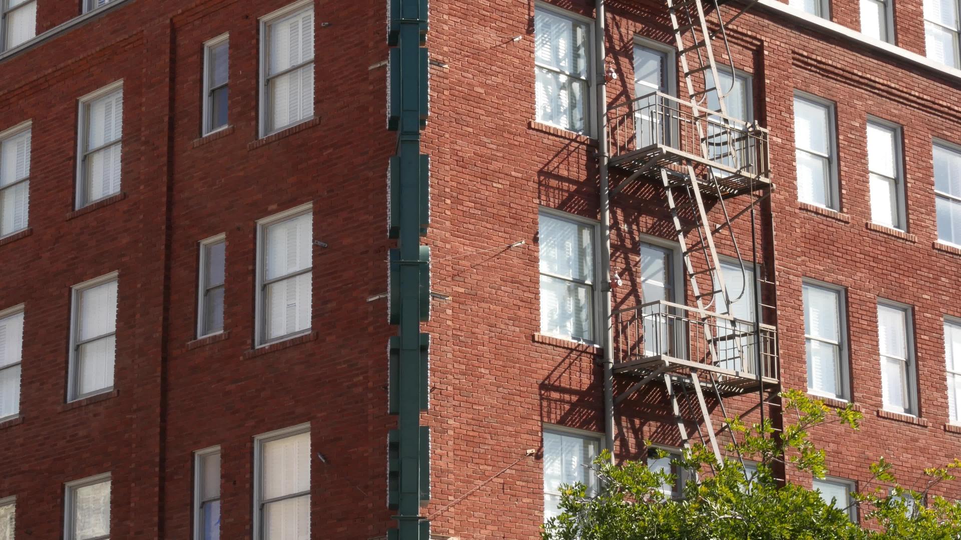 美国圣地亚哥市住宅砖楼外的防火梯用于典型的安全疏散视频的预览图