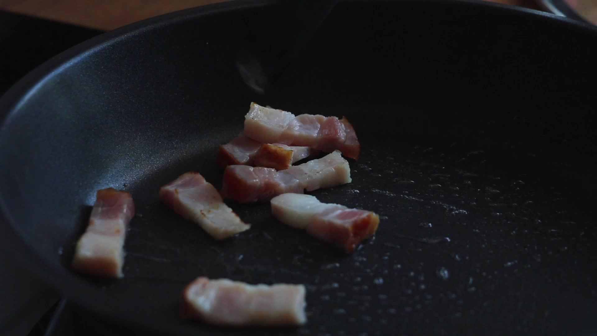 有肉的培根片在锅里炸视频的预览图
