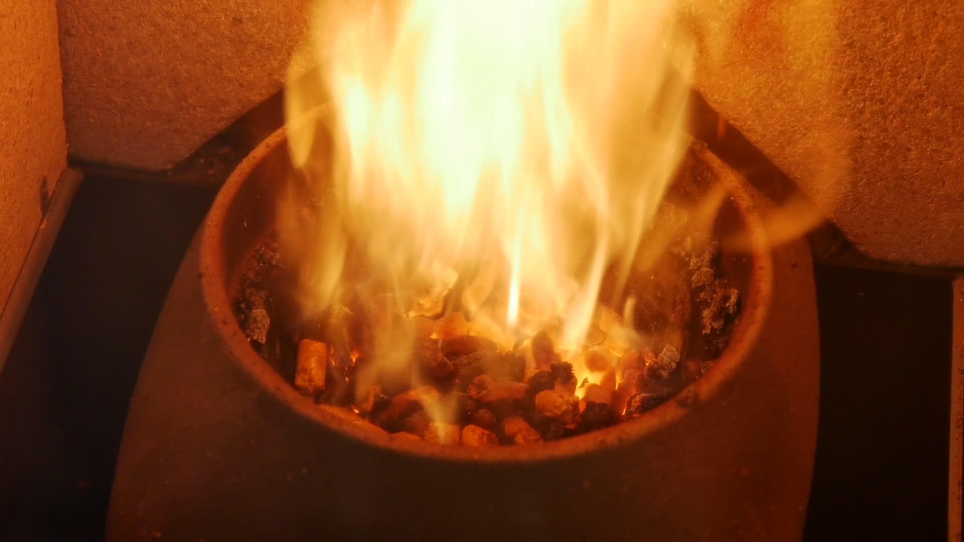 装满木质生物燃料的加热颗粒炉缸的缓慢动作燃烧强烈视频的预览图