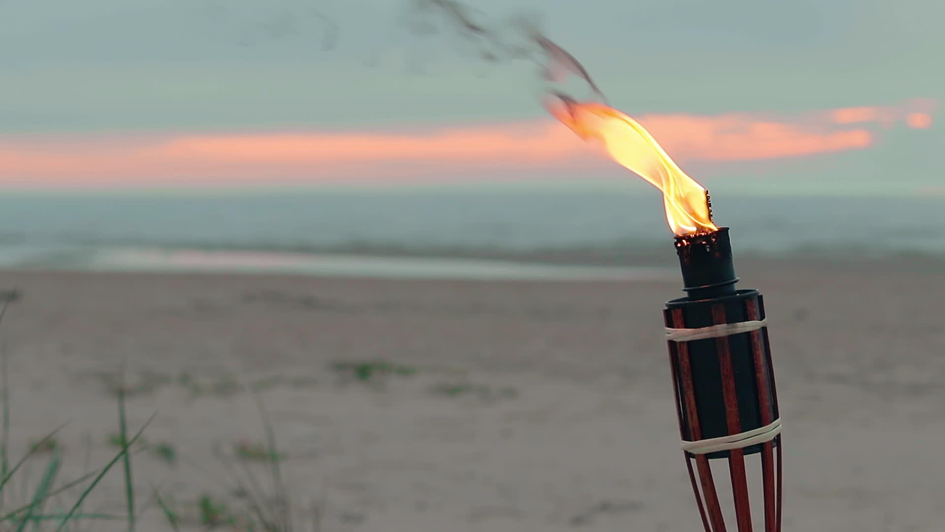 在海滩上烧竹火炬视频的预览图