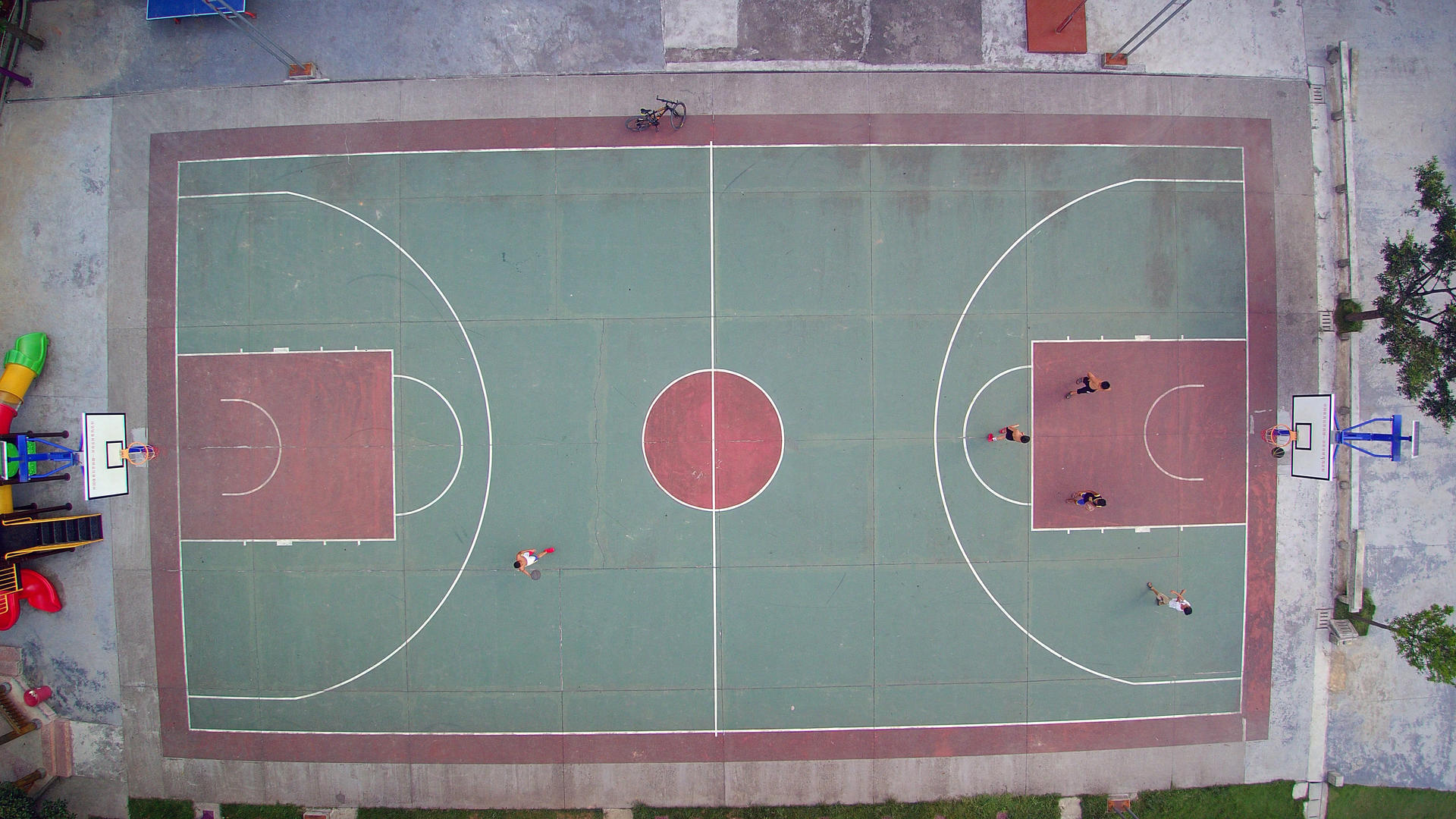 4K垂直航拍学生打篮球视频的预览图