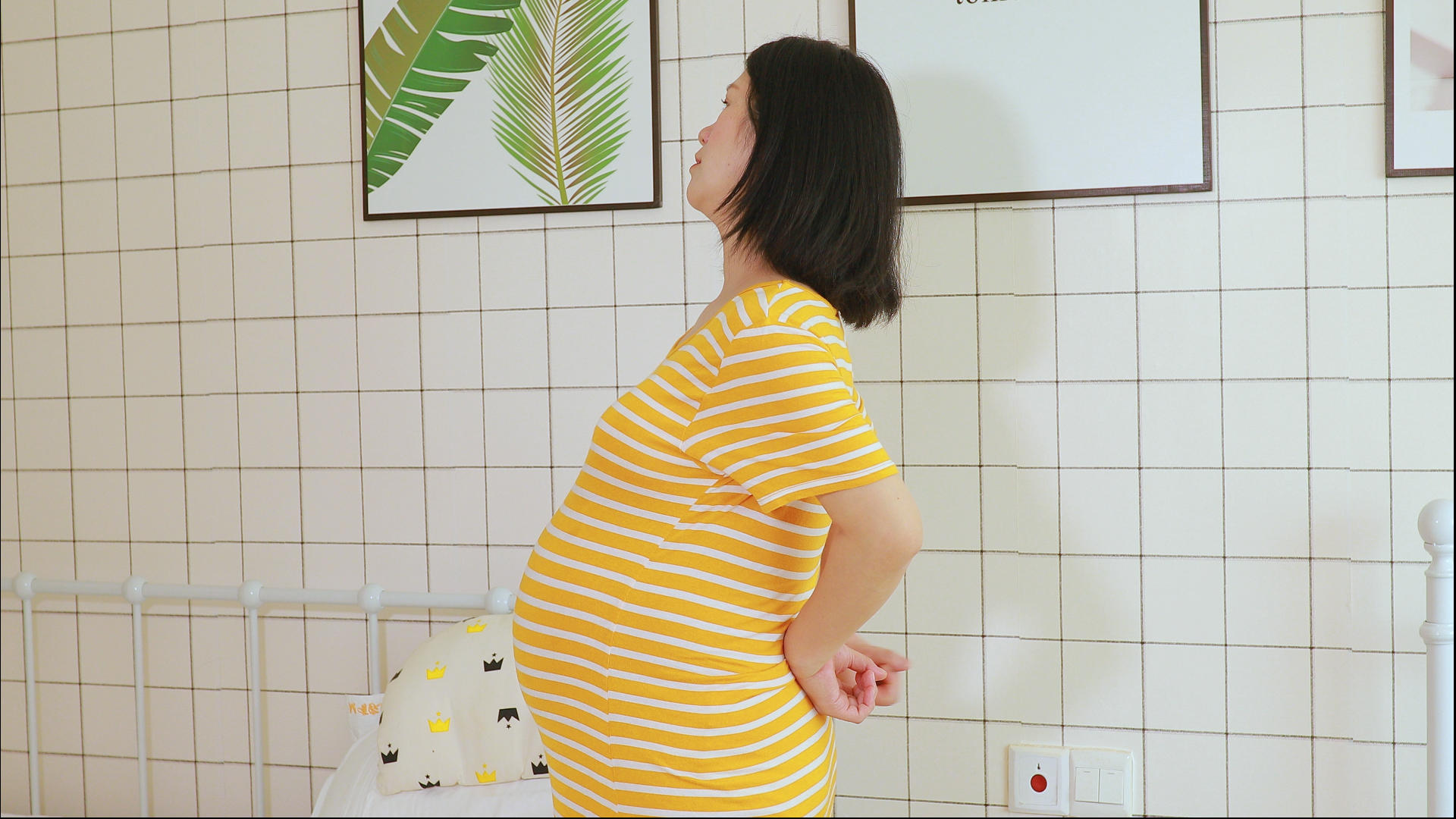 孕晚期孕妇准妈咪腰酸背痛捶背视频的预览图