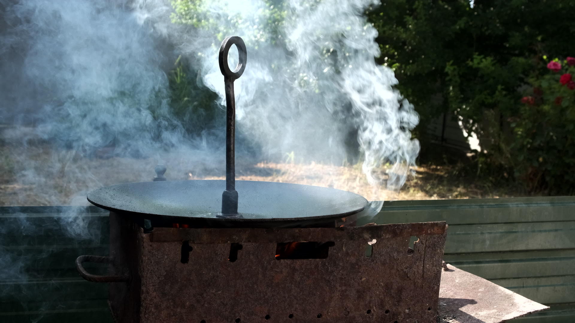 烧一个烟熏的烤锅在开着的火上做饭视频的预览图