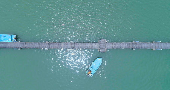 4K高清航拍俯拍海边小码头小船视频的预览图