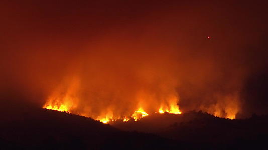 山林大火在山上燃烧夜间发光视频的预览图