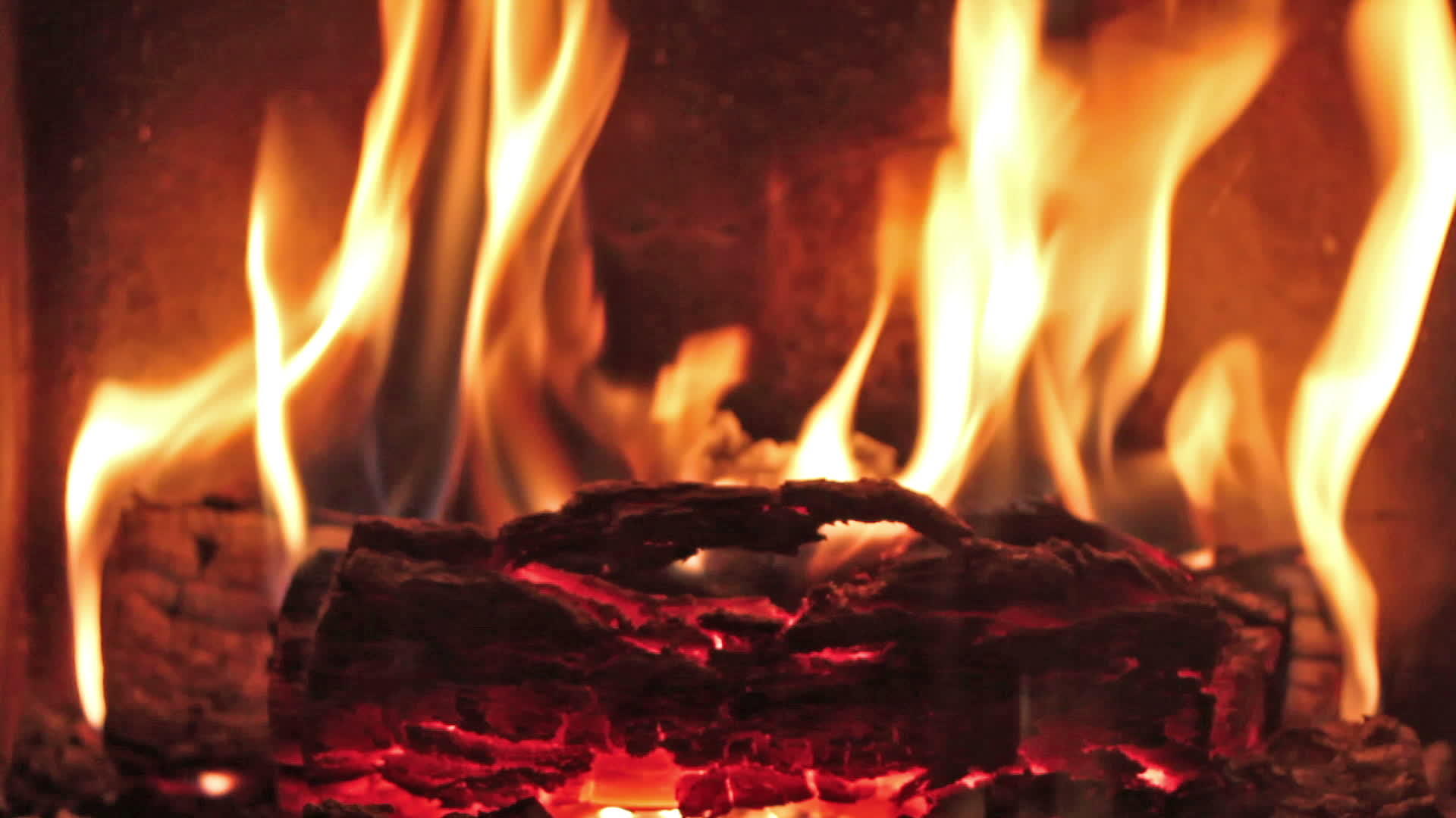 燃烧的火焰将笼罩在火焰附近视频的预览图