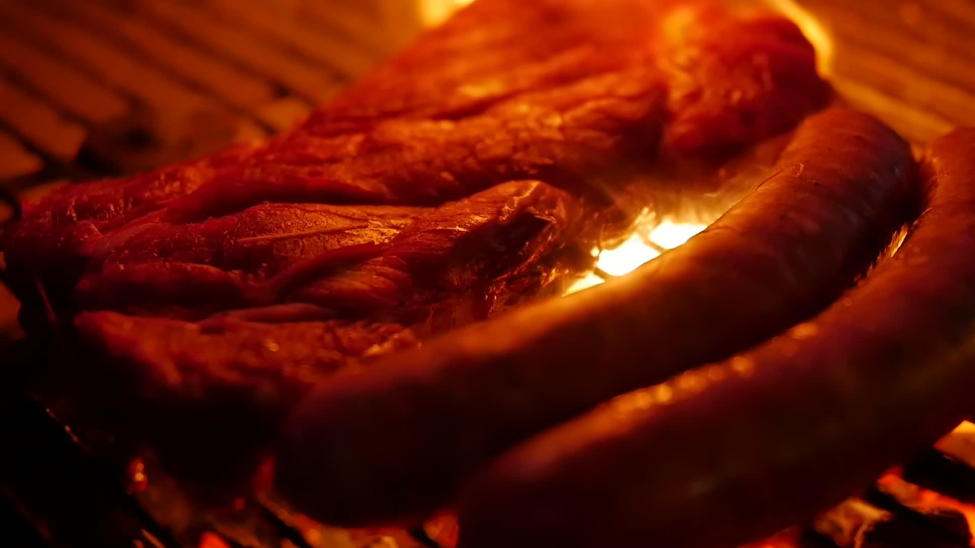 烧烤牛排和香肠在晚上在野营的晚餐上烧烤视频的预览图