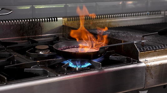 烧火烧锅煮菜供顾客使用视频的预览图