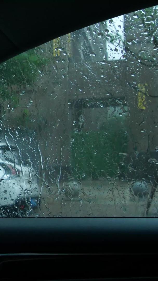 在暴雨中车辆在雨中行驶车窗外的雨滴雨滴雨刷雨刷视频的预览图