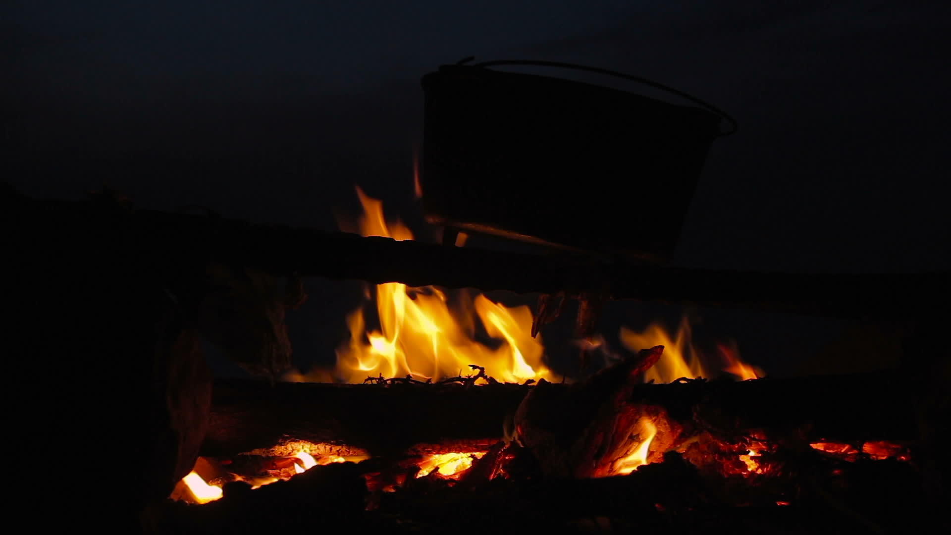 夜间焚烧营火cauldron做饭的电影视频的预览图