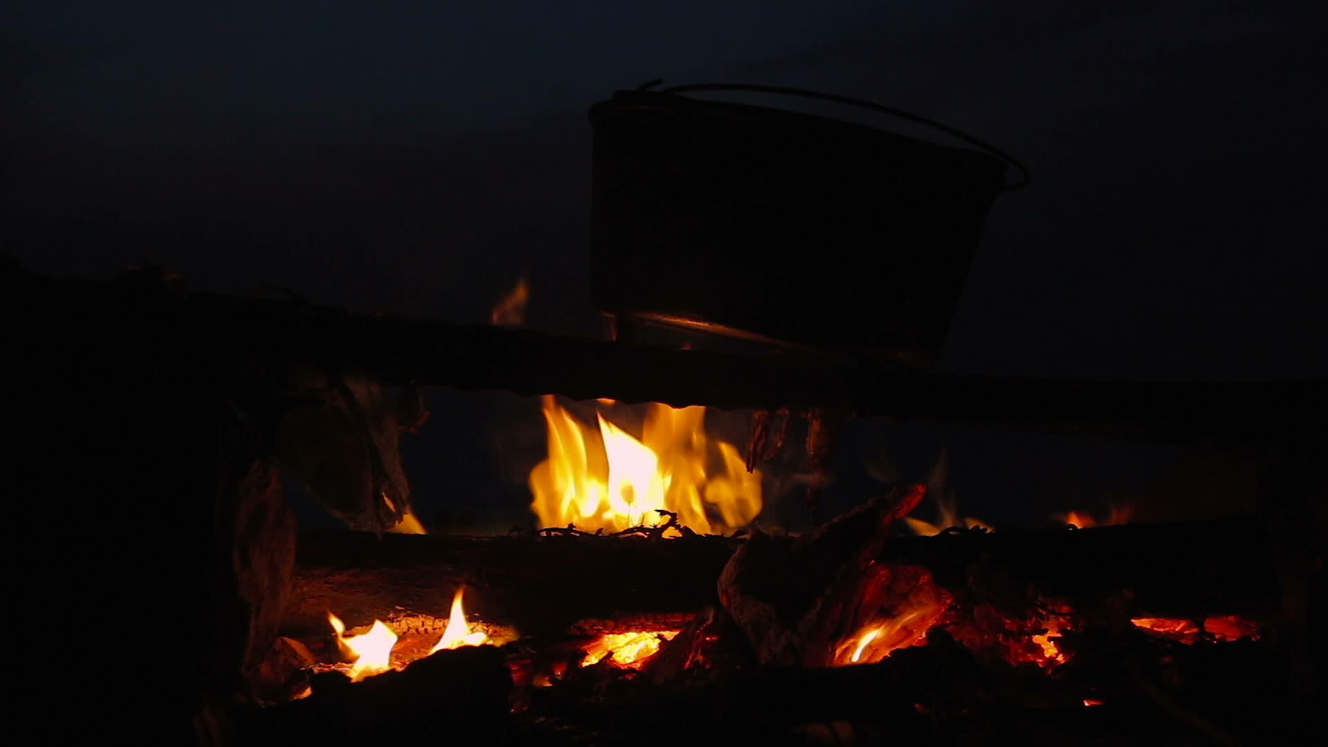 夜间焚烧营火cauldron做饭的电影视频的预览图