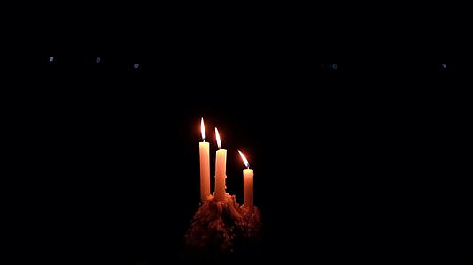 在黑暗中点燃三根蜡烛视频的预览图