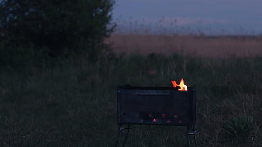 烤炉或极端烧烤炉燃烧着火视频的预览图