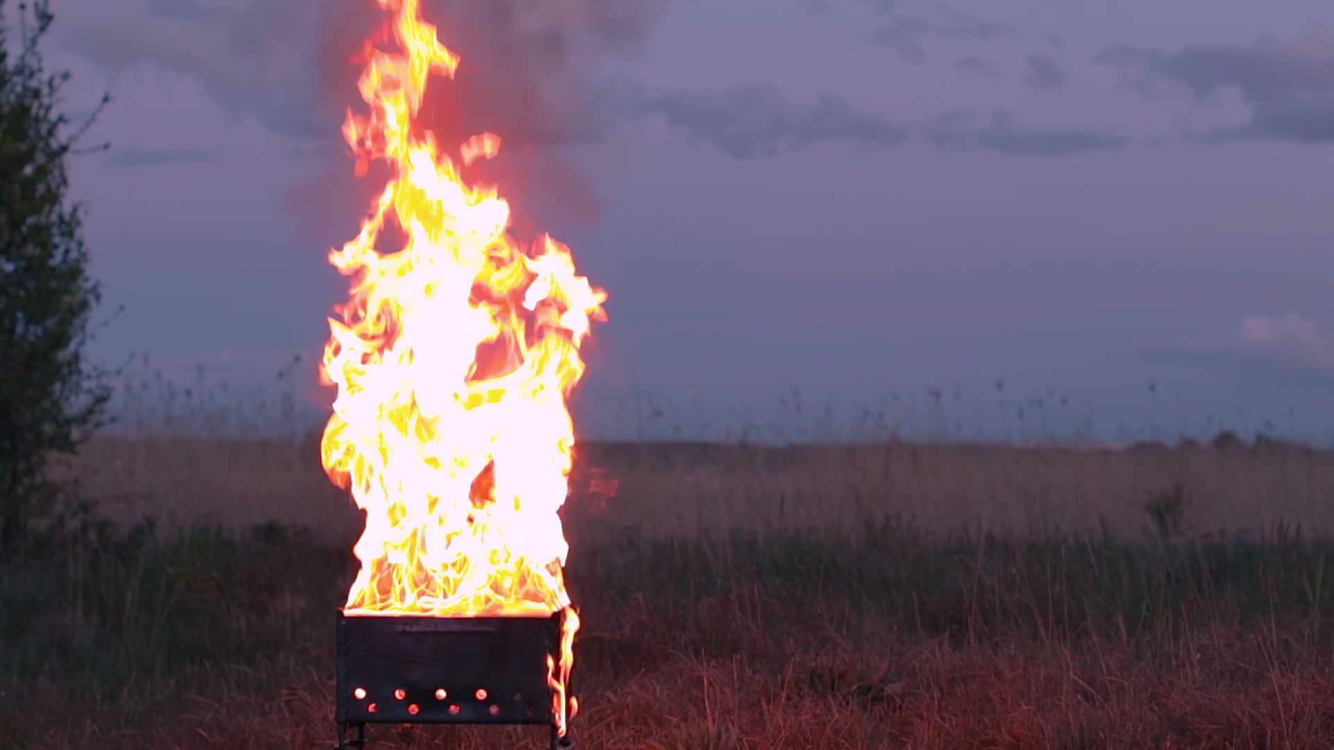 烤炉或极端烧烤炉燃烧着火视频的预览图