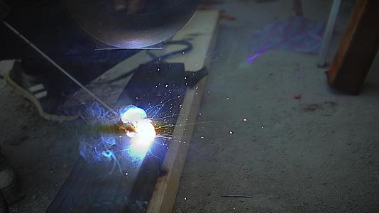 工业工人和工厂焊接钢的工人视频的预览图