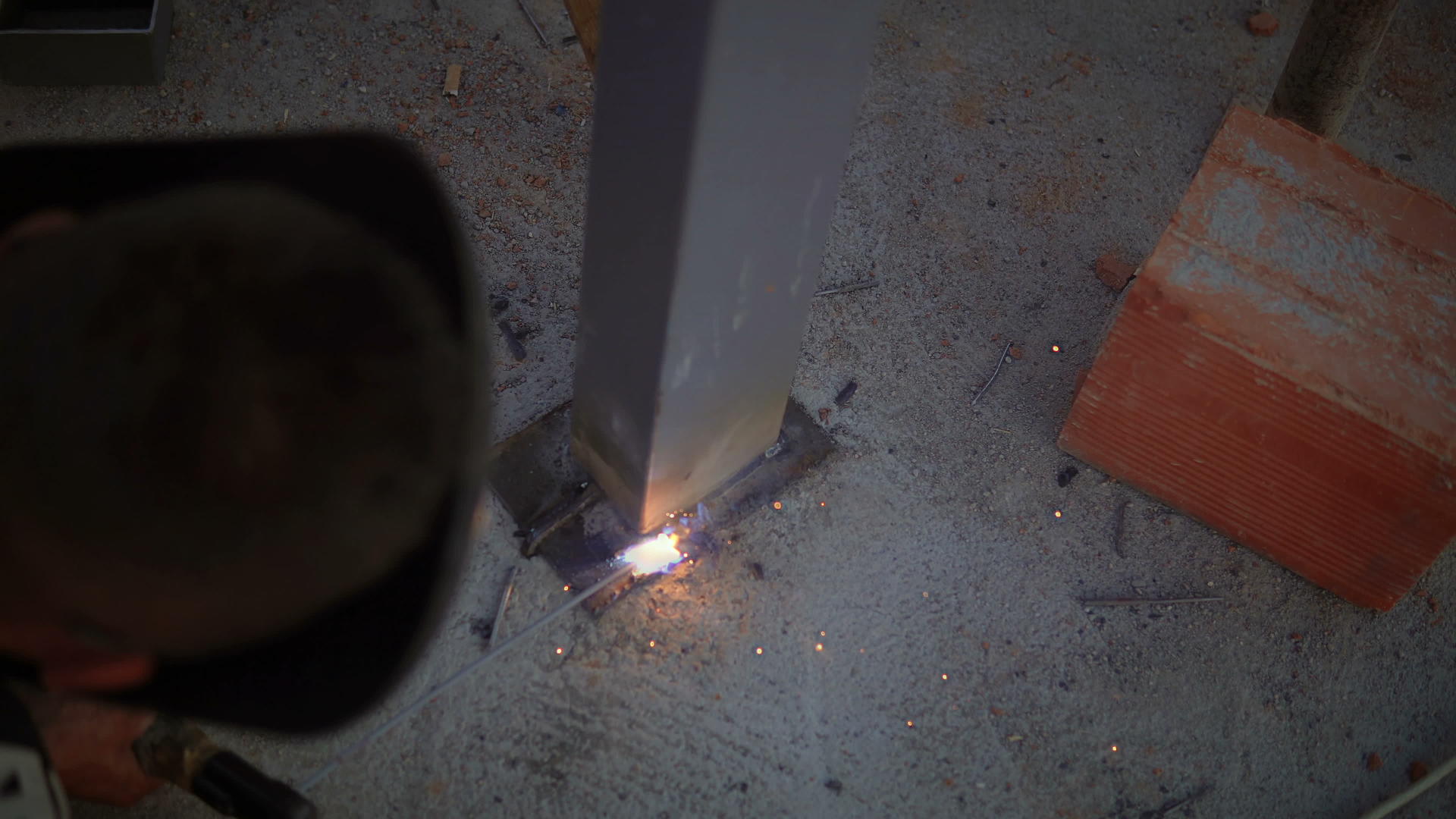 工厂车间焊工视频的预览图