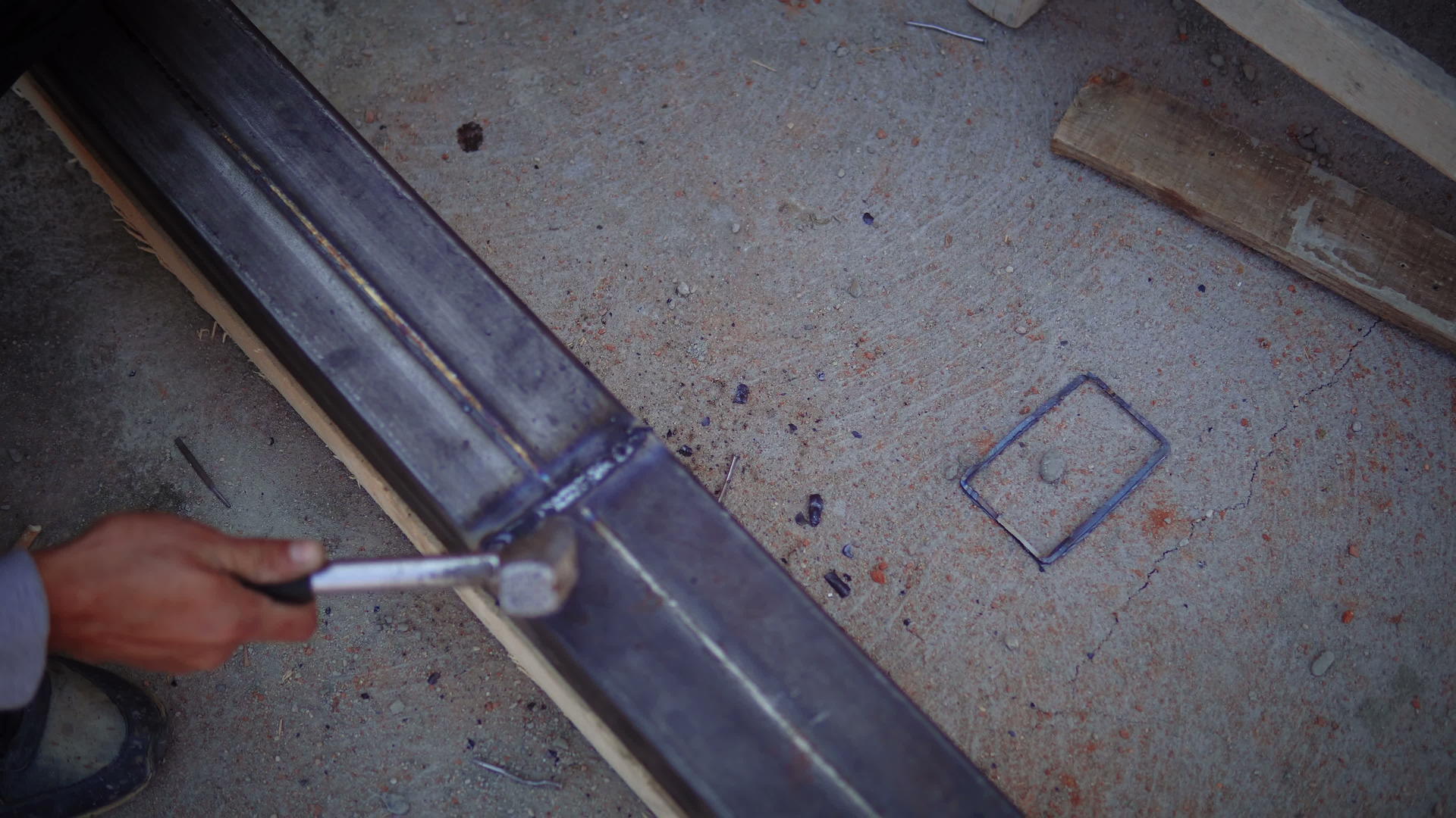 焊工和工匠安装技术钢工业钢焊工视频的预览图