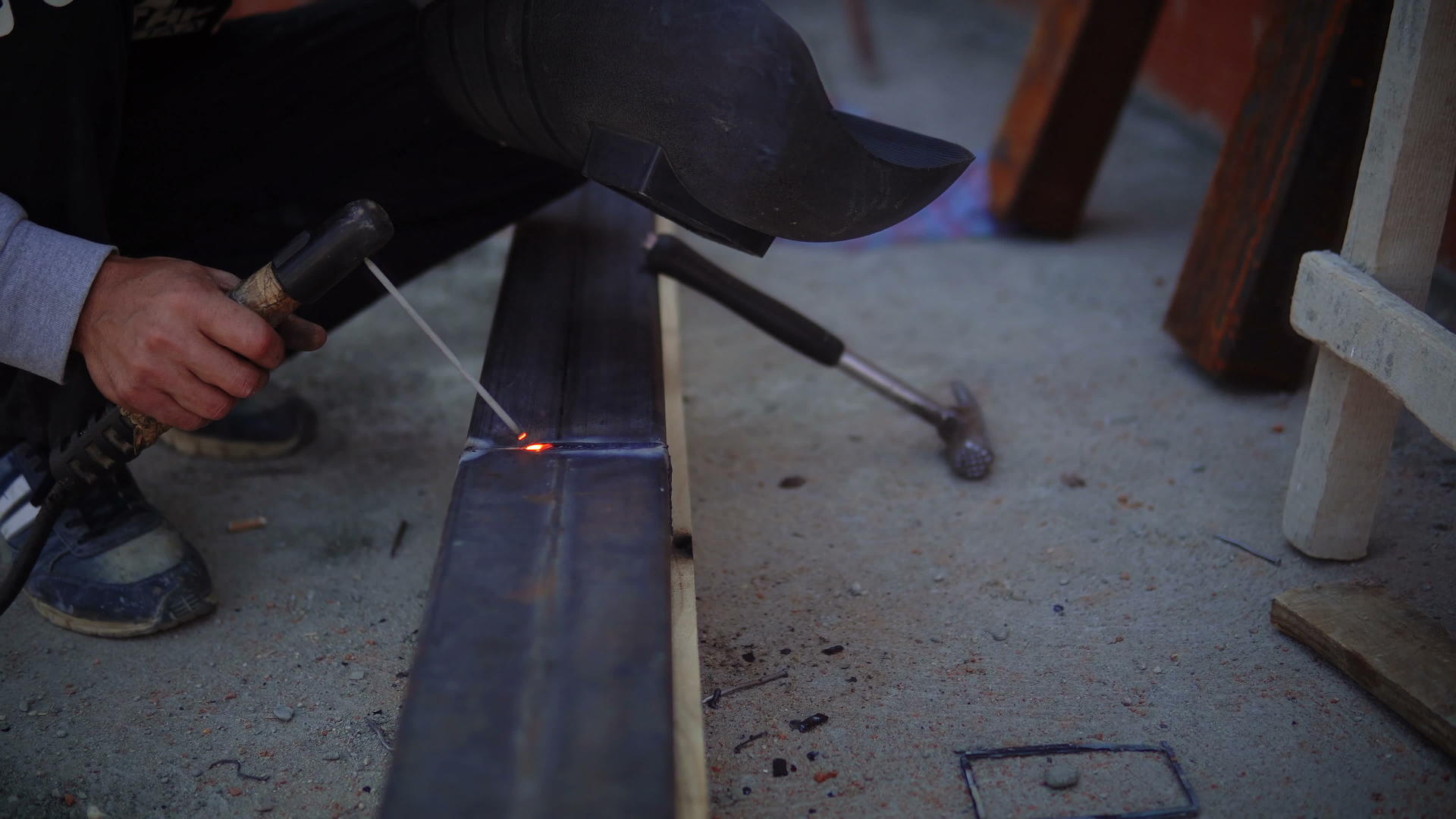 施工现场焊接焊机与火花焊接视频的预览图