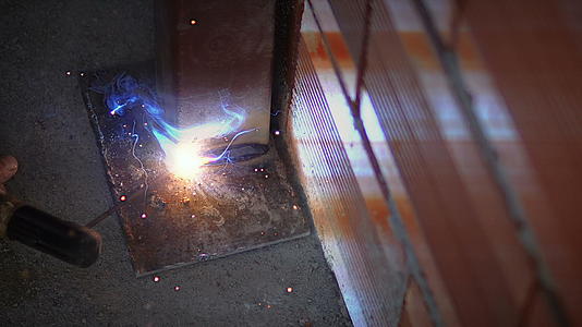 焊工和工匠安装技术钢工业钢焊工视频的预览图