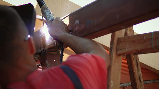 铁管建筑工匠焊接屋顶视频的预览图