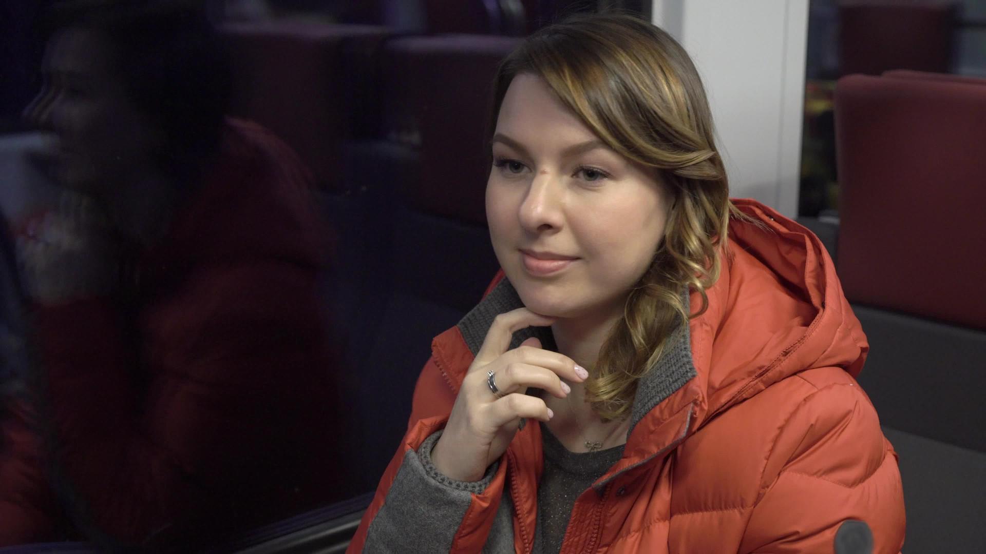 放松的女人在火车上旅行微笑着视频的预览图