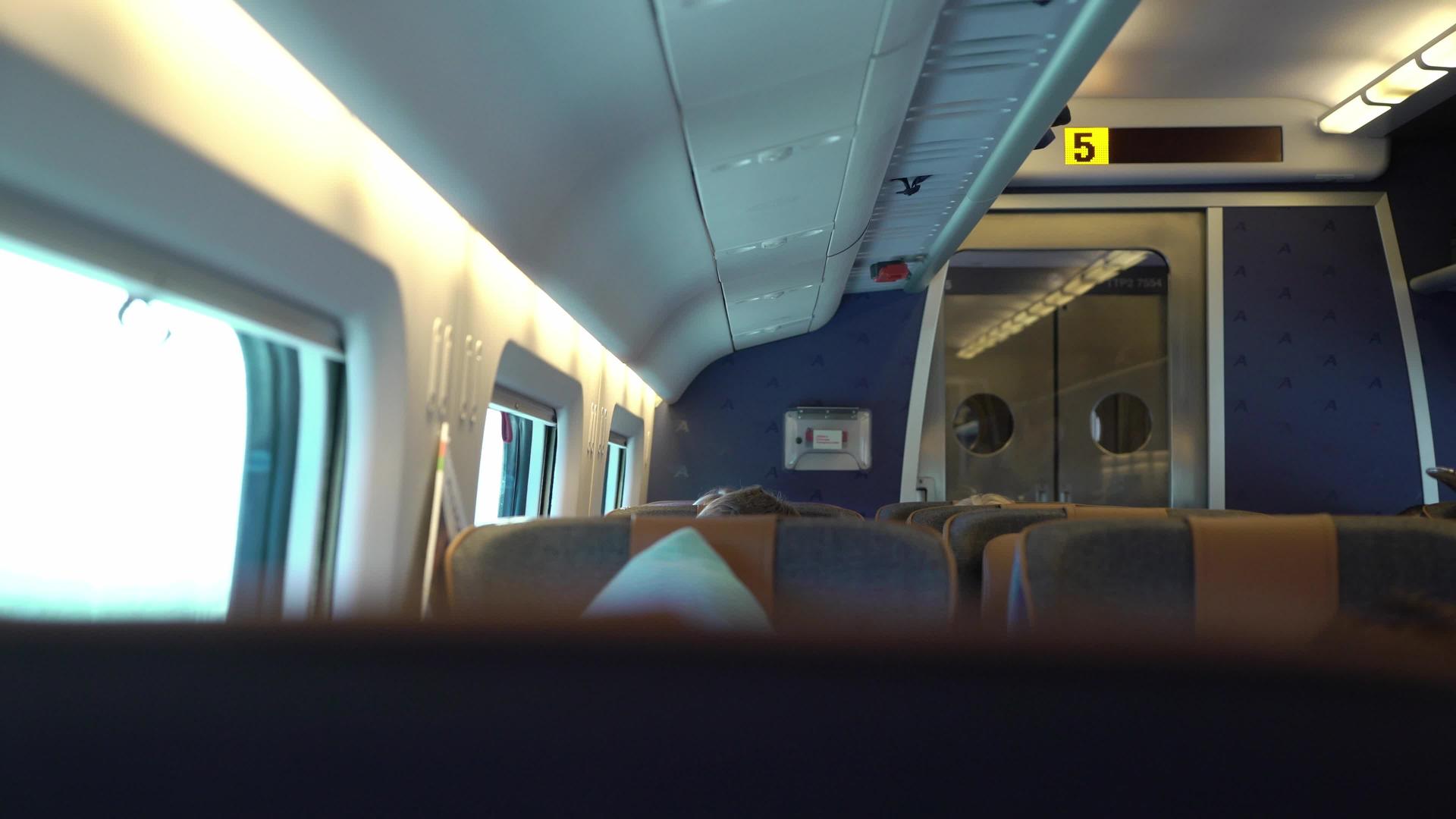 火车上的教练舱视频的预览图